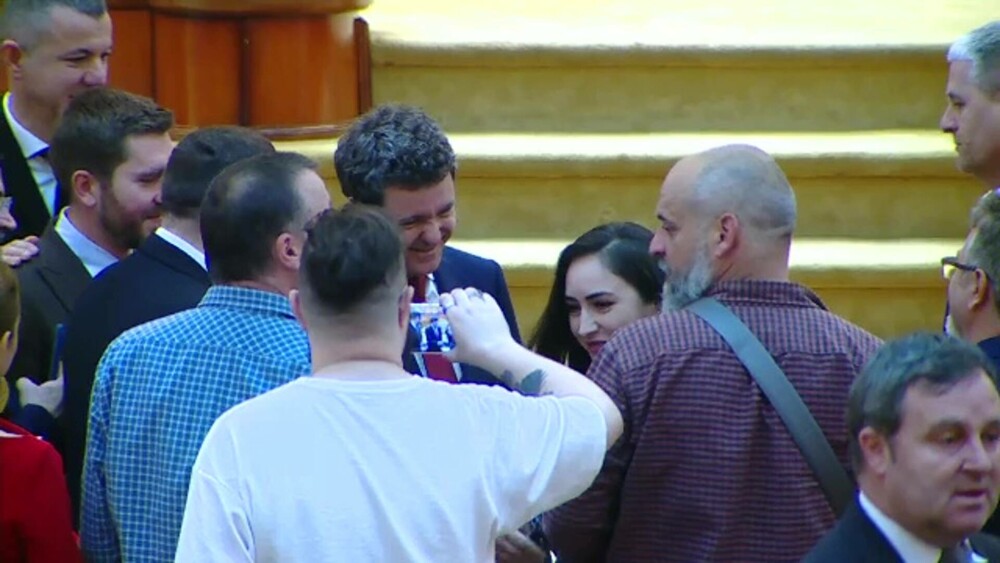 VIDEO. Moment neobișnuit în Parlamentul României. Parlamentarii au stat la rând ca să facă selfie-uri cu Nicușor Dan - Imaginea 11