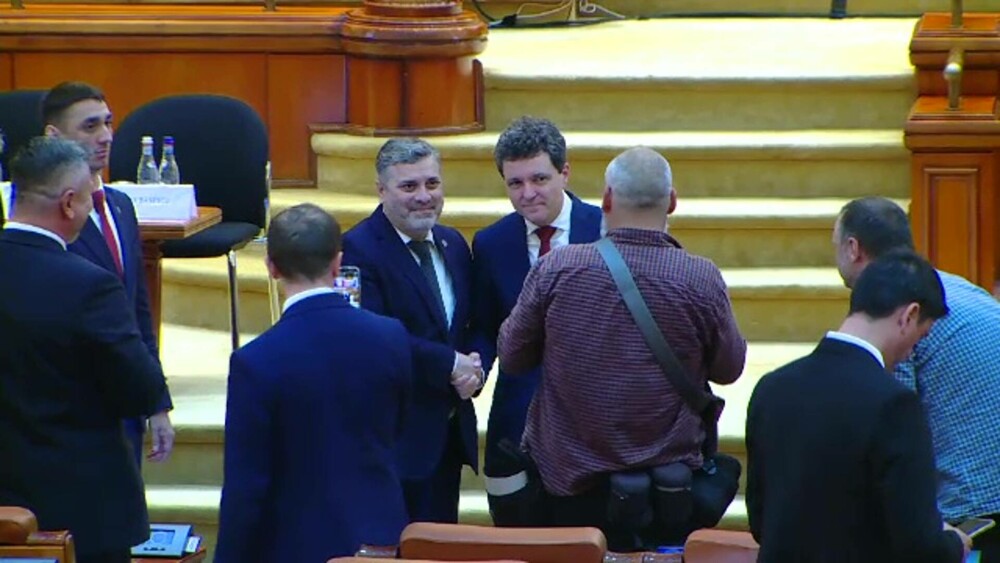 VIDEO. Moment neobișnuit în Parlamentul României. Parlamentarii au stat la rând ca să facă selfie-uri cu Nicușor Dan - Imaginea 12