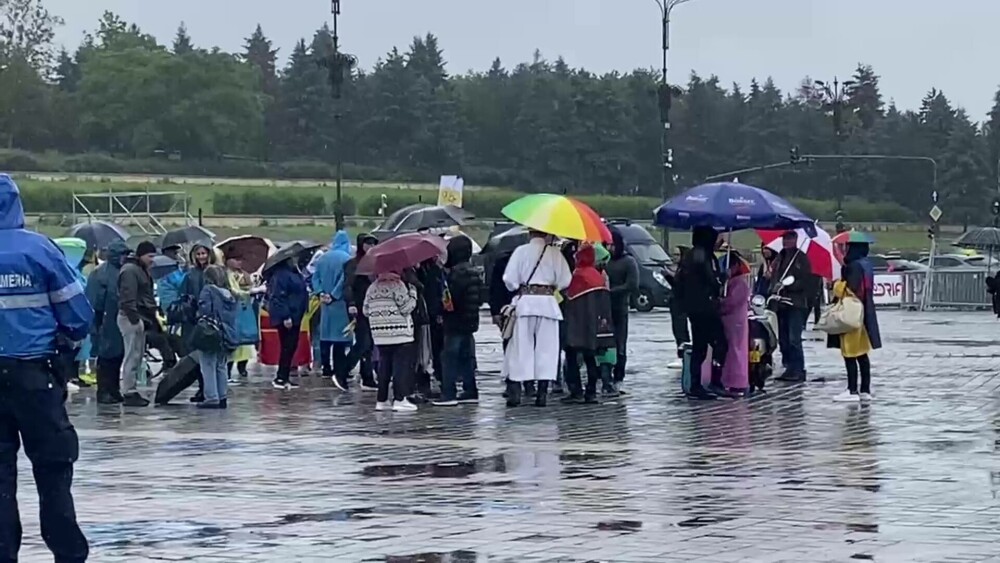 Câți oameni au fost la protestele cerute de George Simion. Un participant a avut o umbrelă în culori ca ale comunității LGBT - Imaginea 2