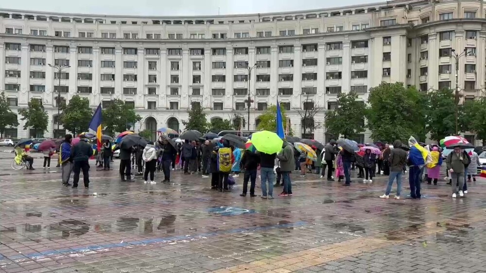 Câți oameni au fost la protestele cerute de George Simion. Un participant a avut o umbrelă în culori ca ale comunității LGBT - Imaginea 3
