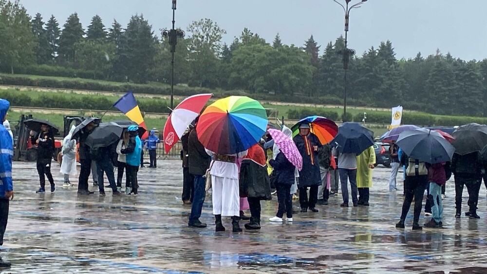 Câți oameni au fost la protestele cerute de George Simion. Un participant a avut o umbrelă în culori ca ale comunității LGBT - Imaginea 4