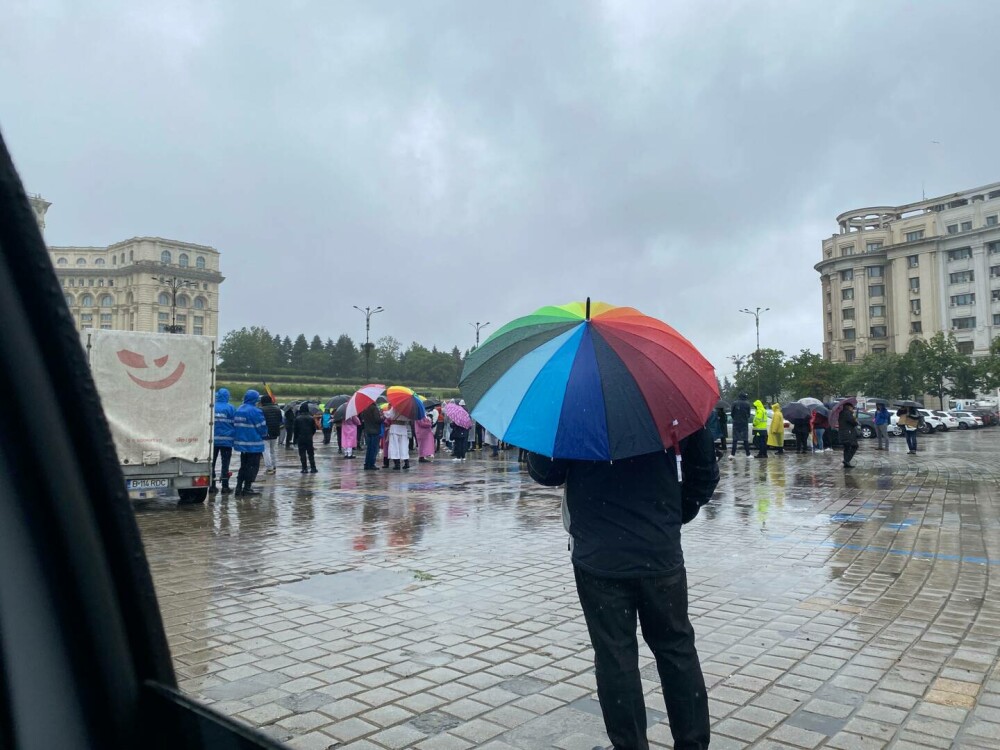 Câți oameni au fost la protestele cerute de George Simion. Un participant a avut o umbrelă în culori ca ale comunității LGBT - Imaginea 5