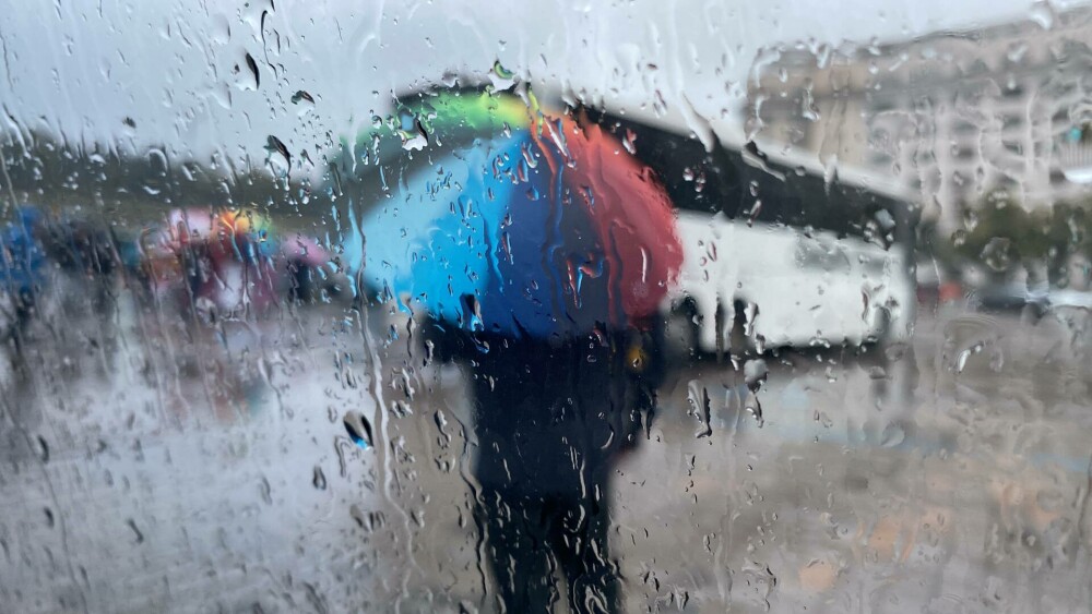 Câți oameni au fost la protestele cerute de George Simion. Un participant a avut o umbrelă în culori ca ale comunității LGBT - Imaginea 6