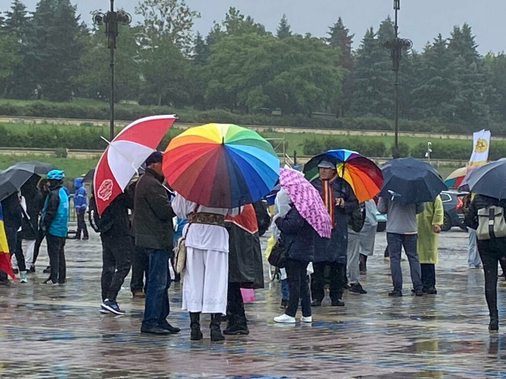 Câți oameni au fost la protestele cerute de George Simion. Un participant a avut o umbrelă în culori ca ale comunității LGBT - Imaginea 7