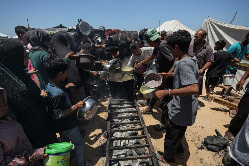 Un grup umanitar susținut de SUA distribuie ajutoare în Gaza, în timp ce raidurile aeriene continuă. FOTO - Imaginea 1