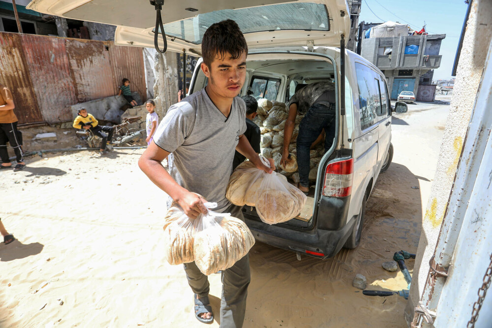 Un grup umanitar susținut de SUA distribuie ajutoare în Gaza, în timp ce raidurile aeriene continuă. FOTO - Imaginea 2