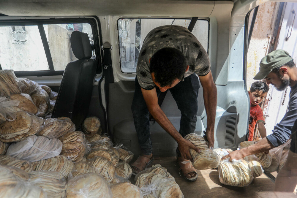 Un grup umanitar susținut de SUA distribuie ajutoare în Gaza, în timp ce raidurile aeriene continuă. FOTO - Imaginea 3