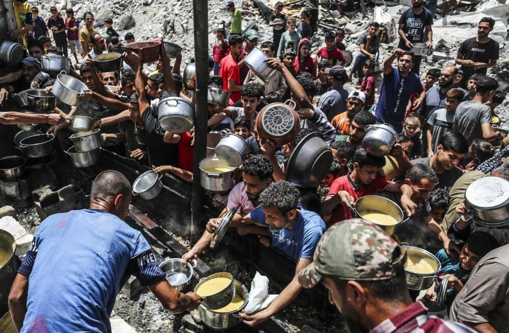 Un grup umanitar susținut de SUA distribuie ajutoare în Gaza, în timp ce raidurile aeriene continuă. FOTO - Imaginea 4