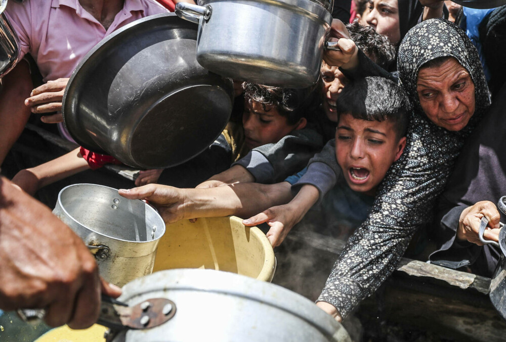Un grup umanitar susținut de SUA distribuie ajutoare în Gaza, în timp ce raidurile aeriene continuă. FOTO - Imaginea 5