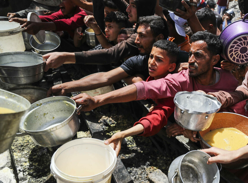 Un grup umanitar susținut de SUA distribuie ajutoare în Gaza, în timp ce raidurile aeriene continuă. FOTO - Imaginea 6