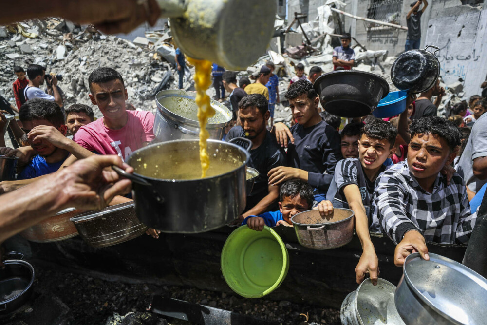 Un grup umanitar susținut de SUA distribuie ajutoare în Gaza, în timp ce raidurile aeriene continuă. FOTO - Imaginea 7