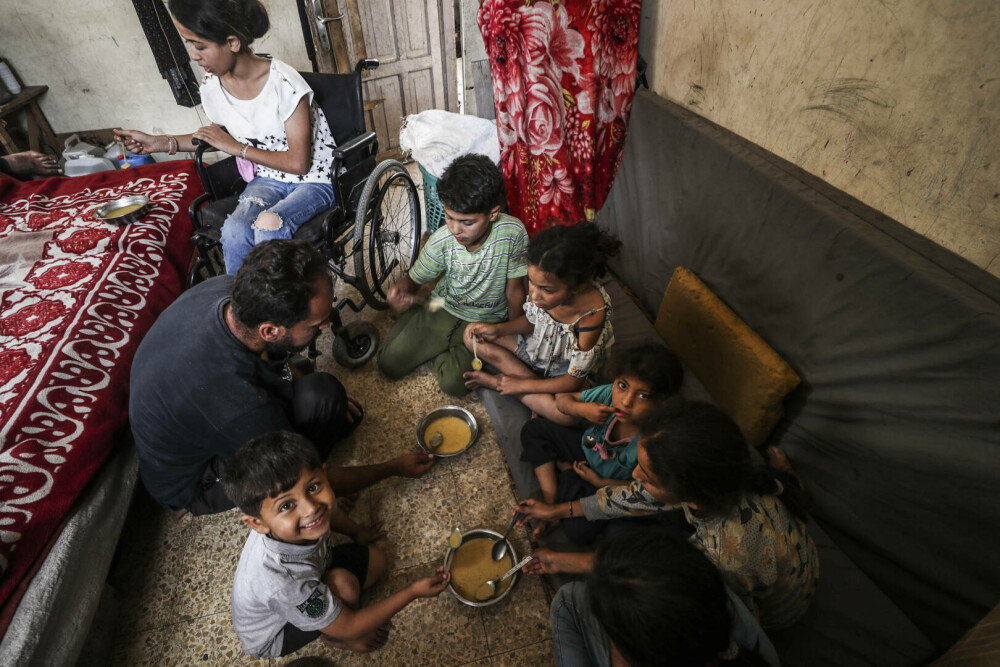 Un grup umanitar susținut de SUA distribuie ajutoare în Gaza, în timp ce raidurile aeriene continuă. FOTO - Imaginea 10