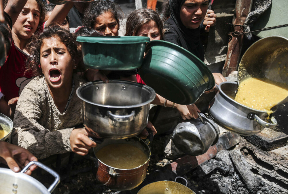 Un grup umanitar susținut de SUA distribuie ajutoare în Gaza, în timp ce raidurile aeriene continuă. FOTO - Imaginea 11