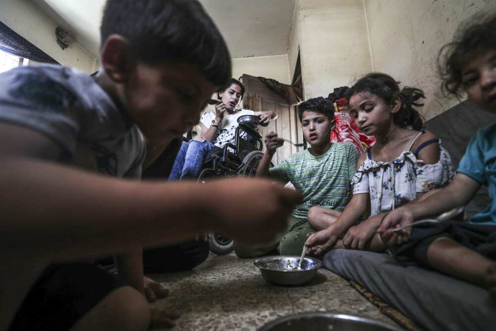 Un grup umanitar susținut de SUA distribuie ajutoare în Gaza, în timp ce raidurile aeriene continuă. FOTO - Imaginea 12