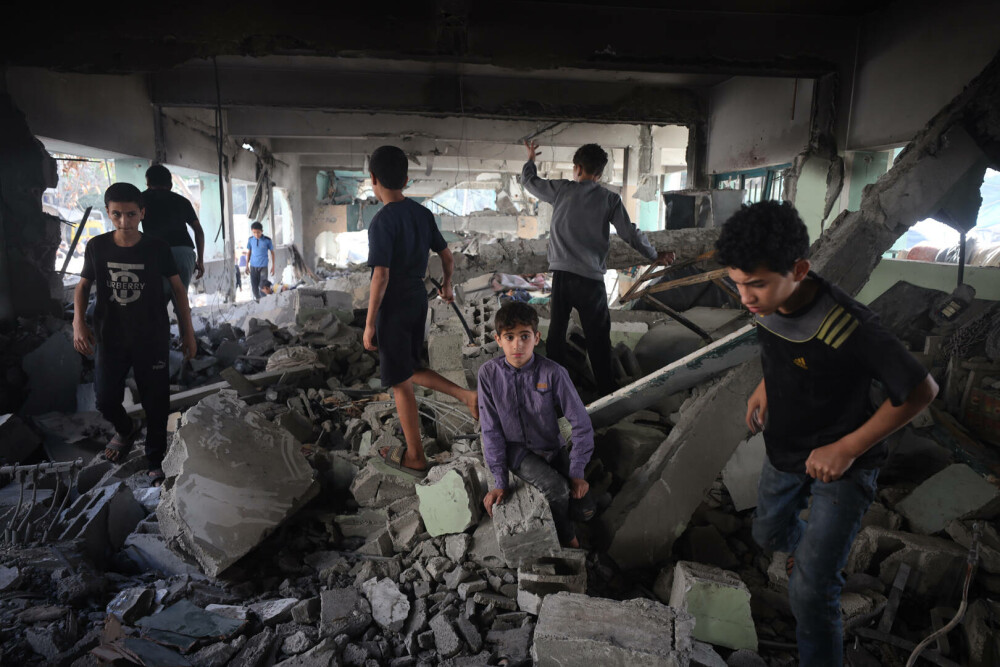 Un grup umanitar susținut de SUA distribuie ajutoare în Gaza, în timp ce raidurile aeriene continuă. FOTO - Imaginea 14