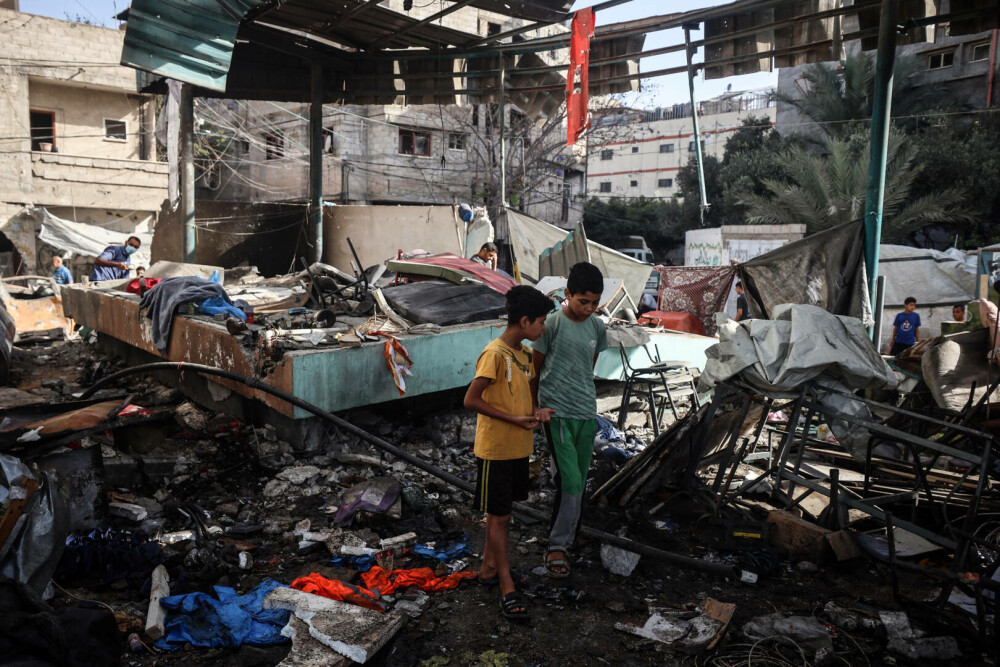 Un grup umanitar susținut de SUA distribuie ajutoare în Gaza, în timp ce raidurile aeriene continuă. FOTO - Imaginea 16