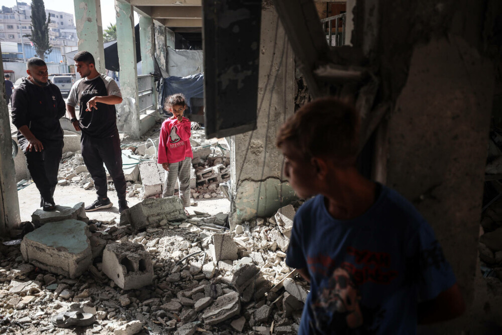 Un grup umanitar susținut de SUA distribuie ajutoare în Gaza, în timp ce raidurile aeriene continuă. FOTO - Imaginea 21