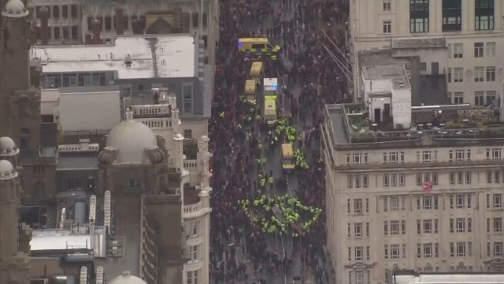 Zeci de răniți după ce un britanic a intrat cu mașina în fanii Liverpool, care sărbătoreau. Momentul atacului. VIDEO - Imaginea 4