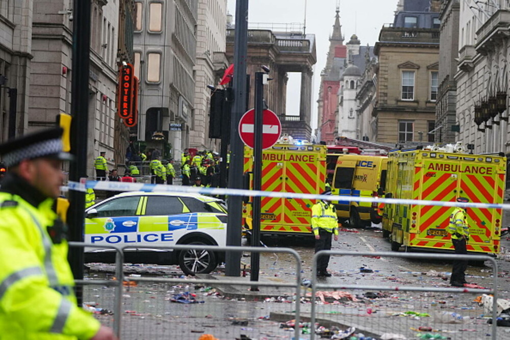 Zeci de răniți după ce un britanic a intrat cu mașina în fanii Liverpool, care sărbătoreau. Momentul atacului. VIDEO - Imaginea 2