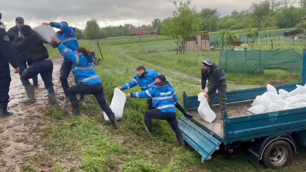 Cod roșu de inundații în Covasna, Harghita și Brașov. Zeci de gospodării sub ape. Avertismentul hidrologilor - Imaginea 1