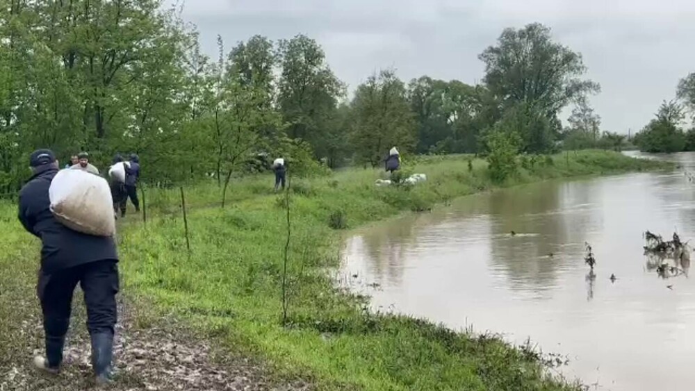 Cod roșu de inundații în Covasna, Harghita și Brașov. Zeci de gospodării sub ape. Avertismentul hidrologilor - Imaginea 4
