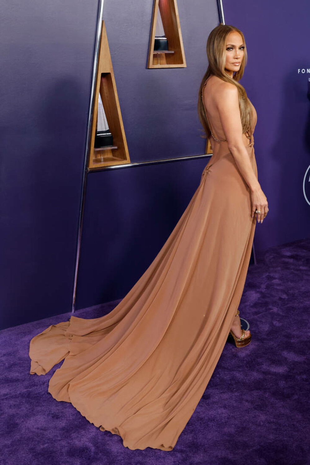 J.Lo, în ținute îndrăznețe la American Music Awards. Gest controversat făcut de artistă pe scenă. VIDEO&FOTO - Imaginea 7
