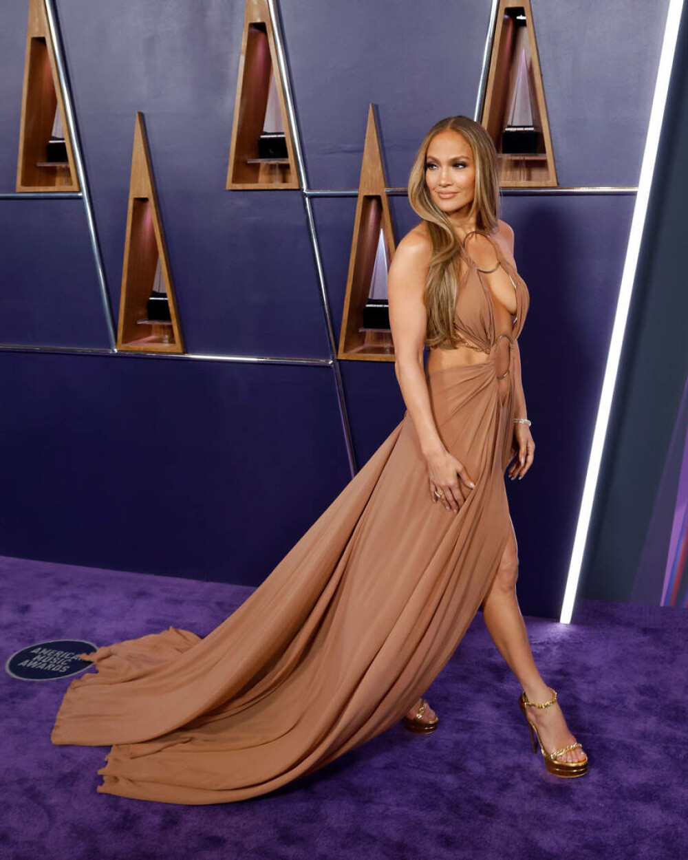 J.Lo, în ținute îndrăznețe la American Music Awards. Gest controversat făcut de artistă pe scenă. VIDEO&FOTO - Imaginea 8