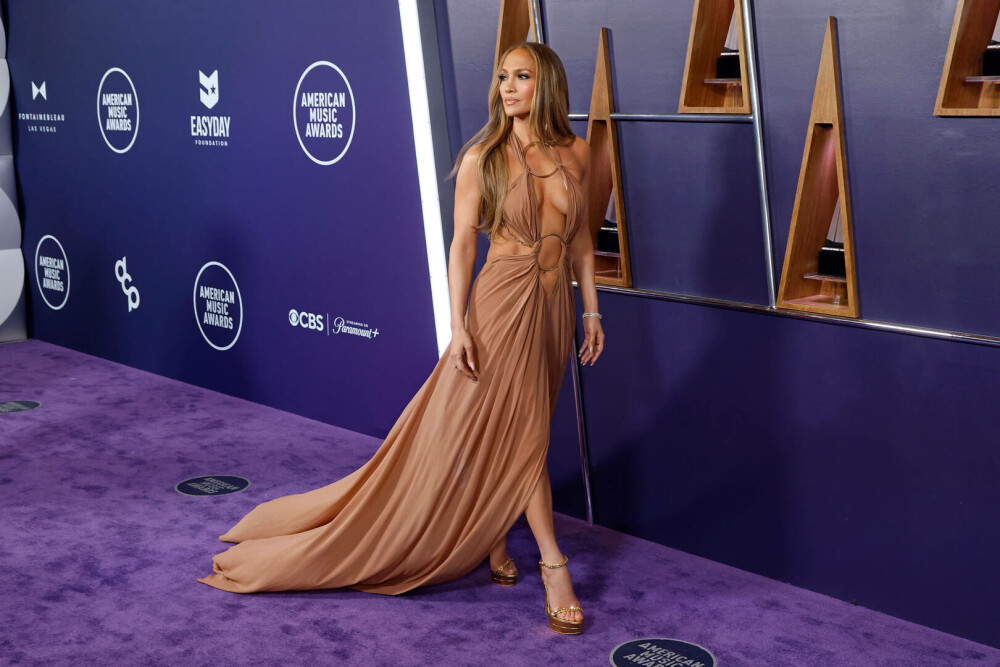J.Lo, în ținute îndrăznețe la American Music Awards. Gest controversat făcut de artistă pe scenă. VIDEO&FOTO - Imaginea 17