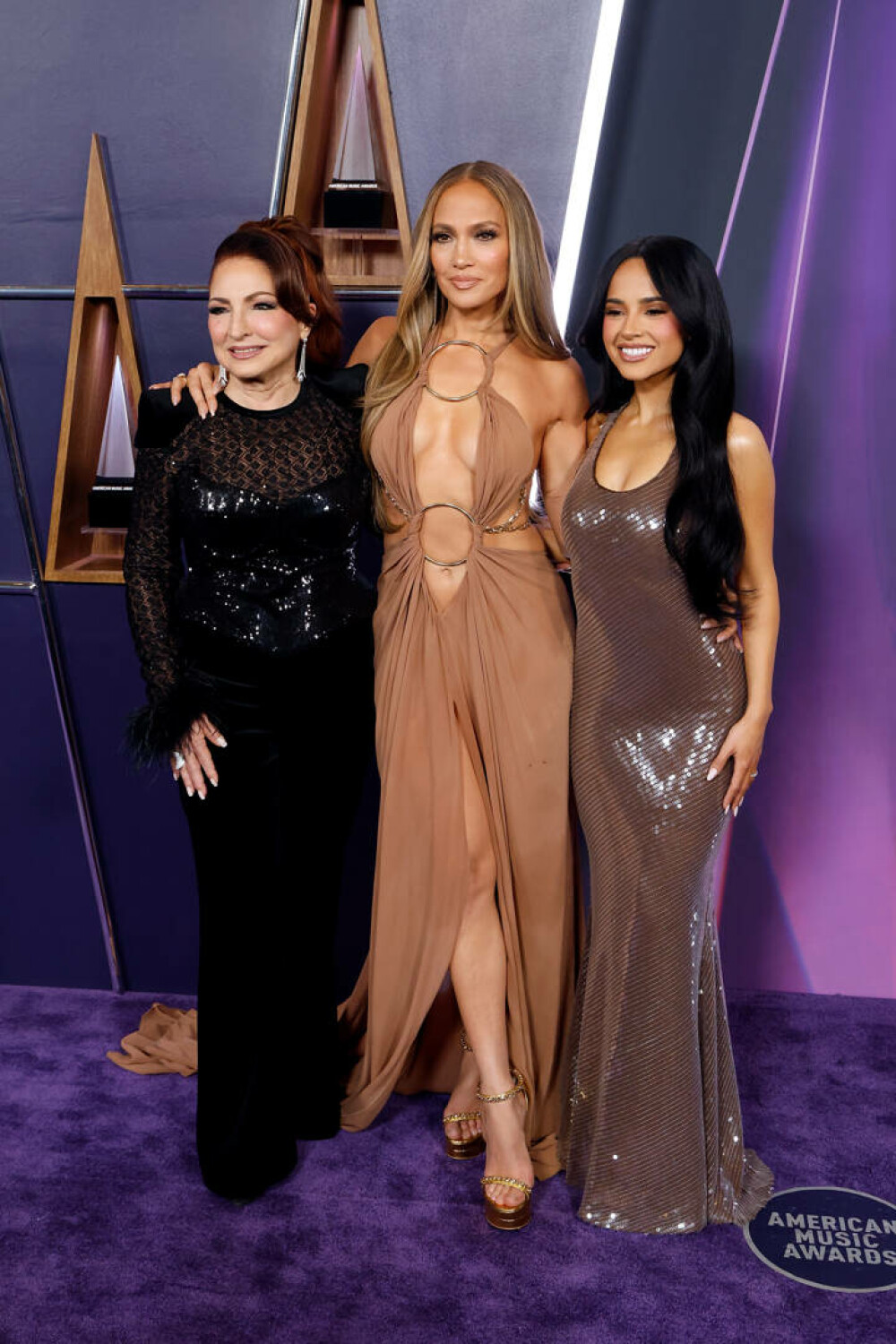 J.Lo, în ținute îndrăznețe la American Music Awards. Gest controversat făcut de artistă pe scenă. VIDEO&FOTO - Imaginea 20