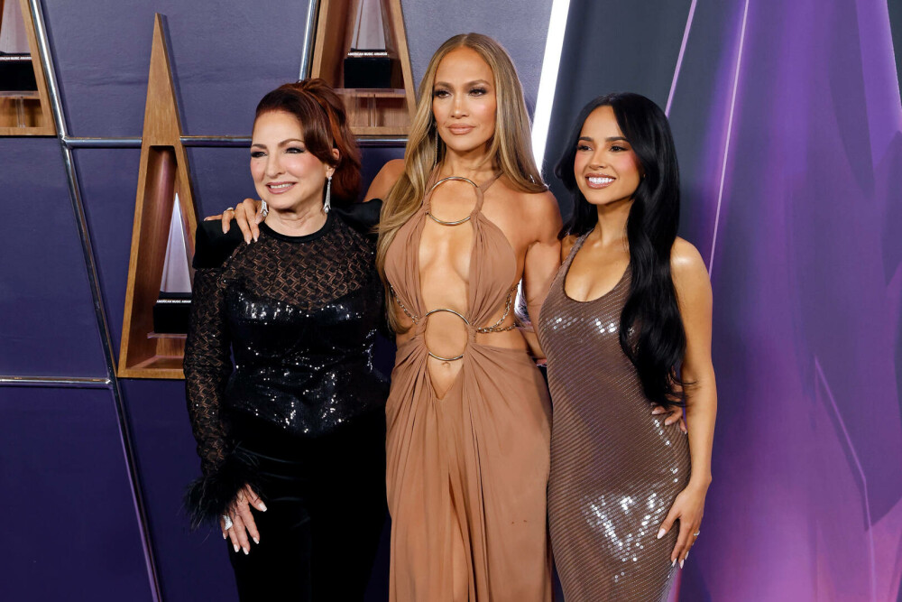 J.Lo, în ținute îndrăznețe la American Music Awards. Gest controversat făcut de artistă pe scenă. VIDEO&FOTO - Imaginea 21