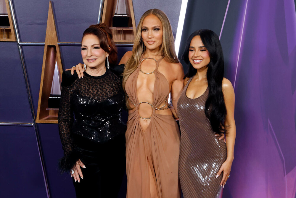 J.Lo, în ținute îndrăznețe la American Music Awards. Gest controversat făcut de artistă pe scenă. VIDEO&FOTO - Imaginea 22