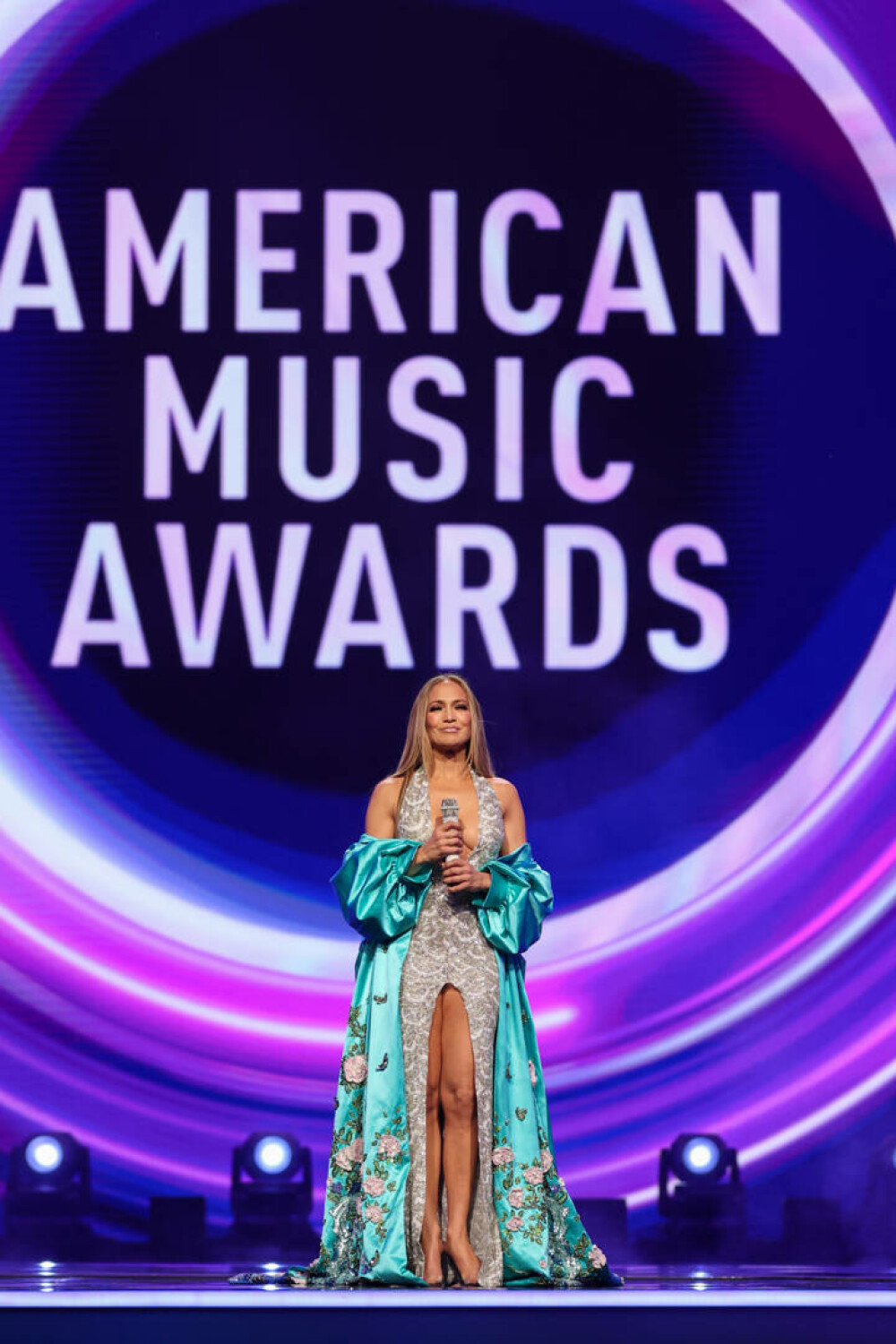 J.Lo, în ținute îndrăznețe la American Music Awards. Gest controversat făcut de artistă pe scenă. VIDEO&FOTO - Imaginea 31
