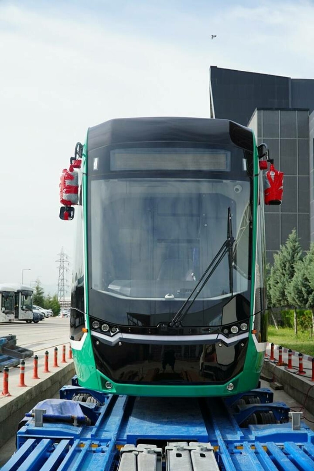 Cum arată tramvaiele moderne de peste 140 milioane de lei cumpărate de Primăria Iași. Primul a ajuns astăzi. GALERIE FOTO - Imaginea 6