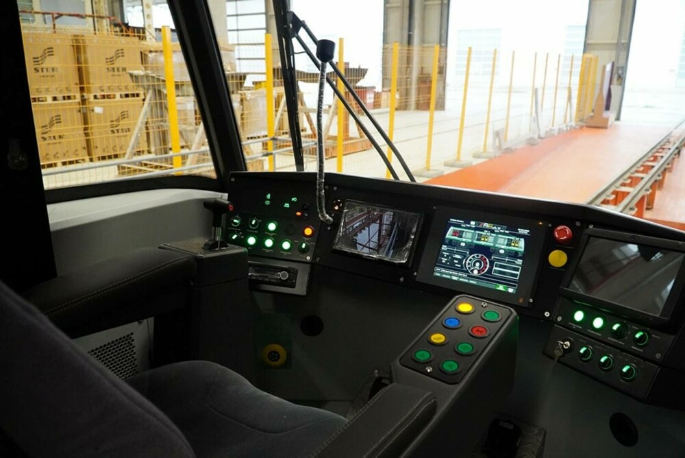 Cum arată tramvaiele moderne de peste 140 milioane de lei cumpărate de Primăria Iași. Primul a ajuns astăzi. GALERIE FOTO - Imaginea 2