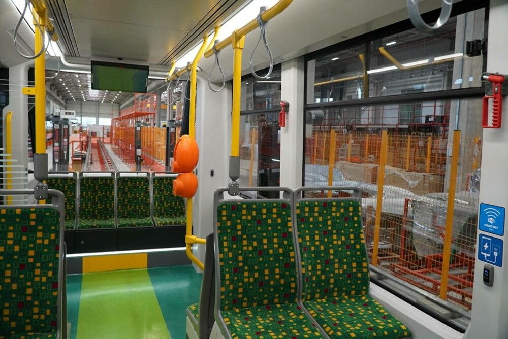 Cum arată tramvaiele moderne de peste 140 milioane de lei cumpărate de Primăria Iași. Primul a ajuns astăzi. GALERIE FOTO - Imaginea 3