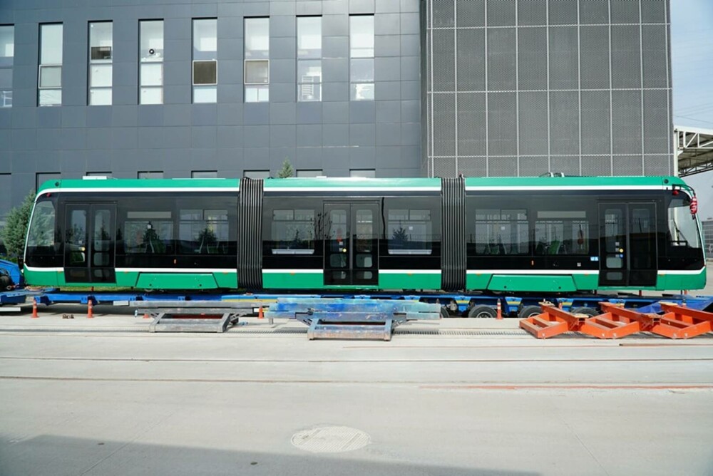 Cum arată tramvaiele moderne de peste 140 milioane de lei cumpărate de Primăria Iași. Primul a ajuns astăzi. GALERIE FOTO - Imaginea 5