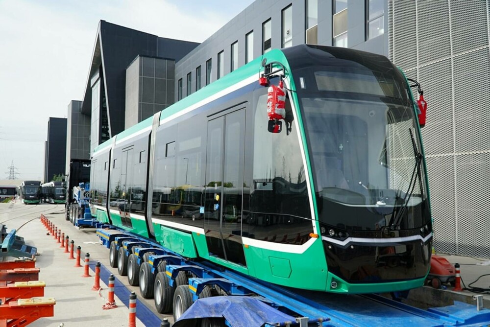 Cum arată tramvaiele moderne de peste 140 milioane de lei cumpărate de Primăria Iași. Primul a ajuns astăzi. GALERIE FOTO - Imaginea 1