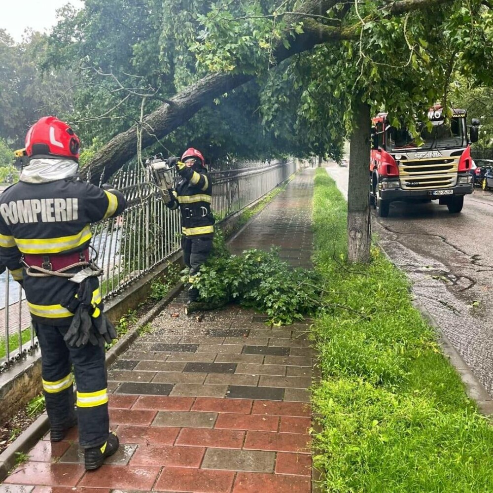 Mai multe drumuri naţionale sunt blocate temporar din cauza ploilor. Pompierii intervin în 16 judeţe şi în Bucureşti. VIDEO - Imaginea 4