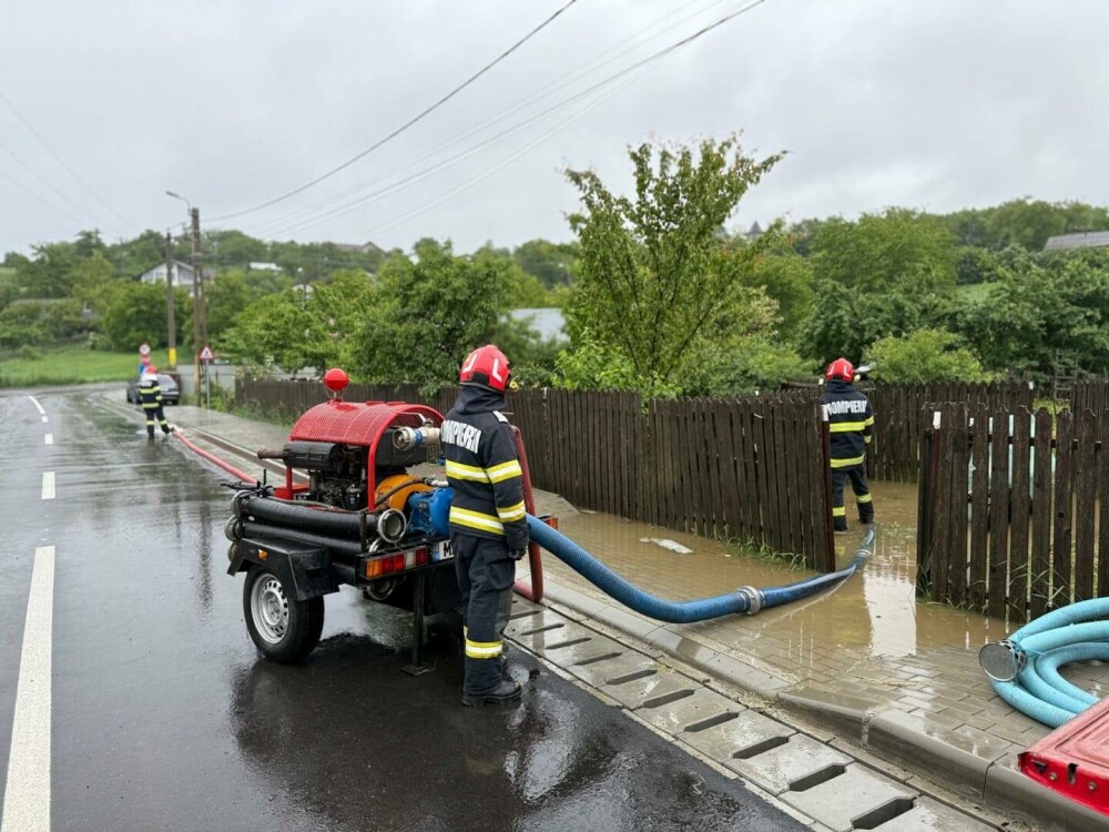 Mai multe drumuri naţionale sunt blocate temporar din cauza ploilor. Pompierii intervin în 16 judeţe şi în Bucureşti. VIDEO - Imaginea 5