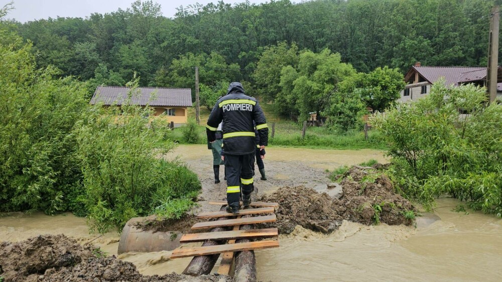 Mai multe drumuri naţionale sunt blocate temporar din cauza ploilor. Pompierii intervin în 16 judeţe şi în Bucureşti. VIDEO - Imaginea 6
