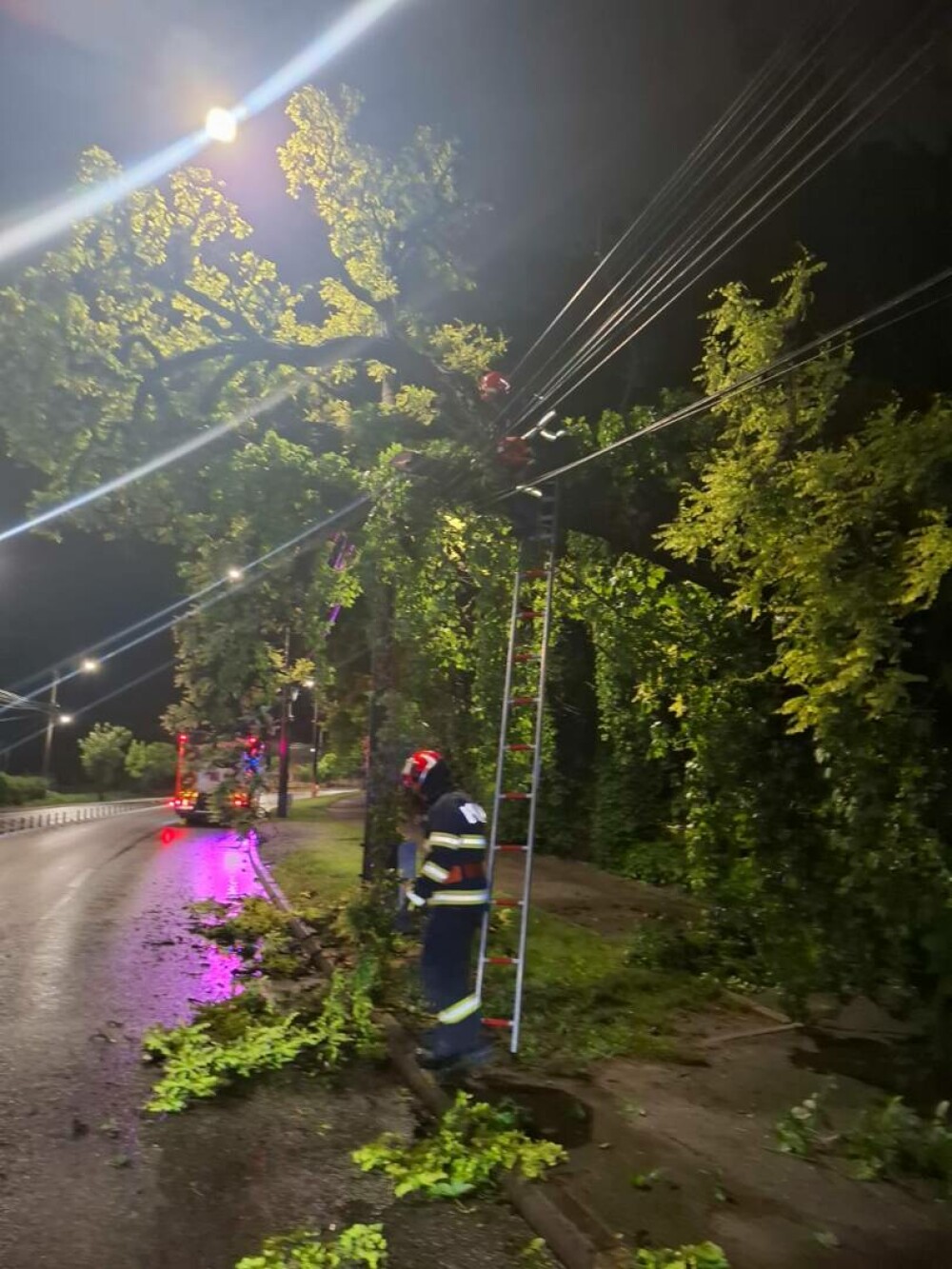 Mai multe drumuri naţionale sunt blocate temporar din cauza ploilor. Pompierii intervin în 16 judeţe şi în Bucureşti. VIDEO - Imaginea 12
