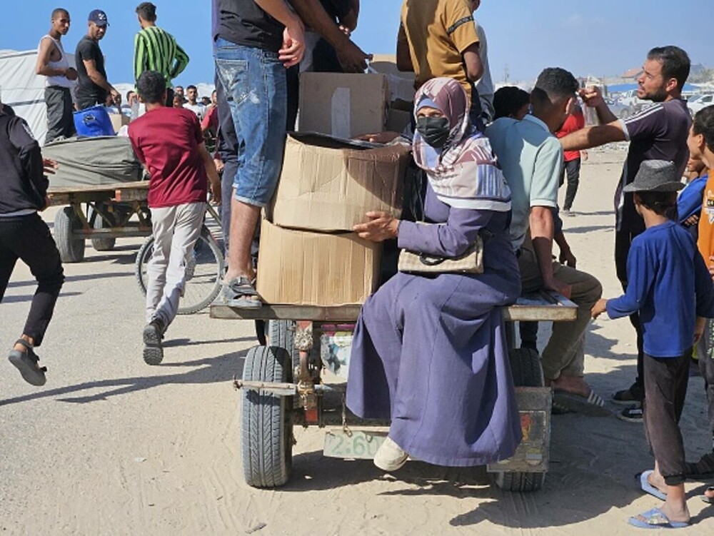 Haos la un centru de distribuţie de alimente din Gaza. Mii de palestinieni înfometați au năvălit pentru a prinde mâncare - Imaginea 1