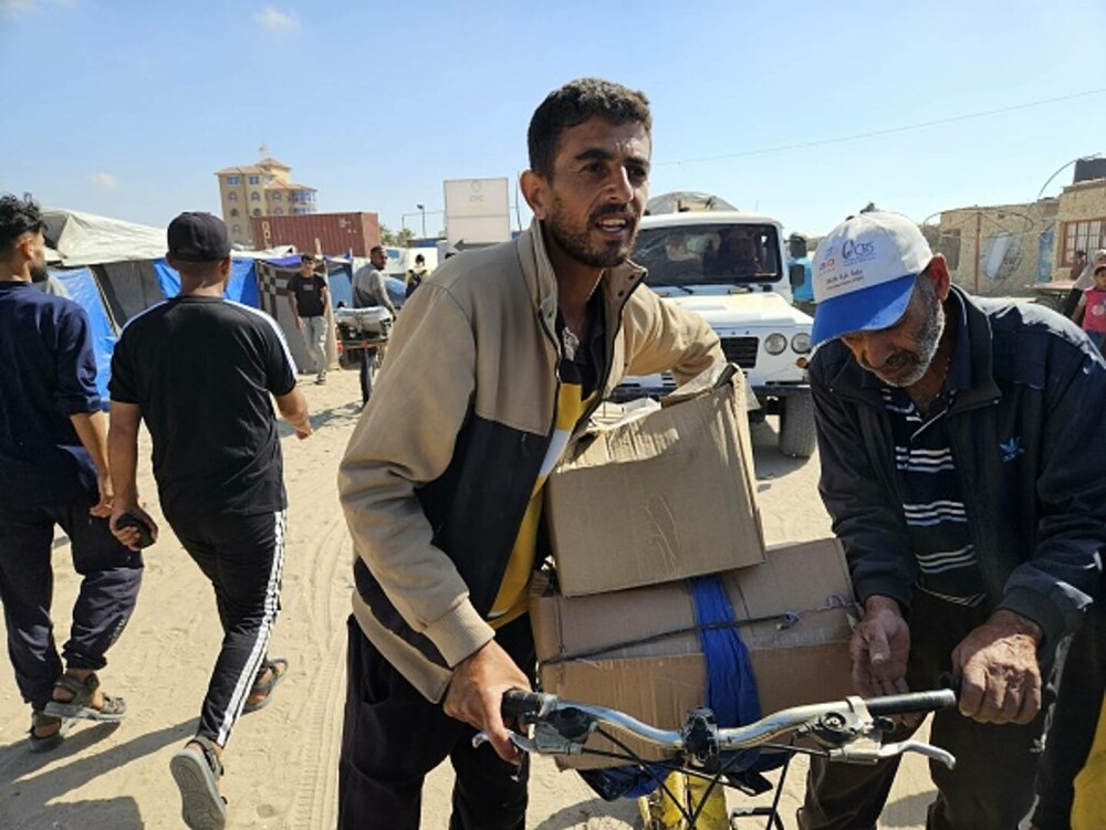 Haos la un centru de distribuţie de alimente din Gaza. Mii de palestinieni înfometați au năvălit pentru a prinde mâncare - Imaginea 3