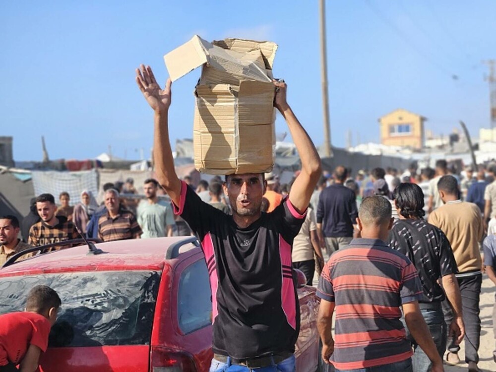 Haos la un centru de distribuţie de alimente din Gaza. Mii de palestinieni înfometați au năvălit pentru a prinde mâncare - Imaginea 4
