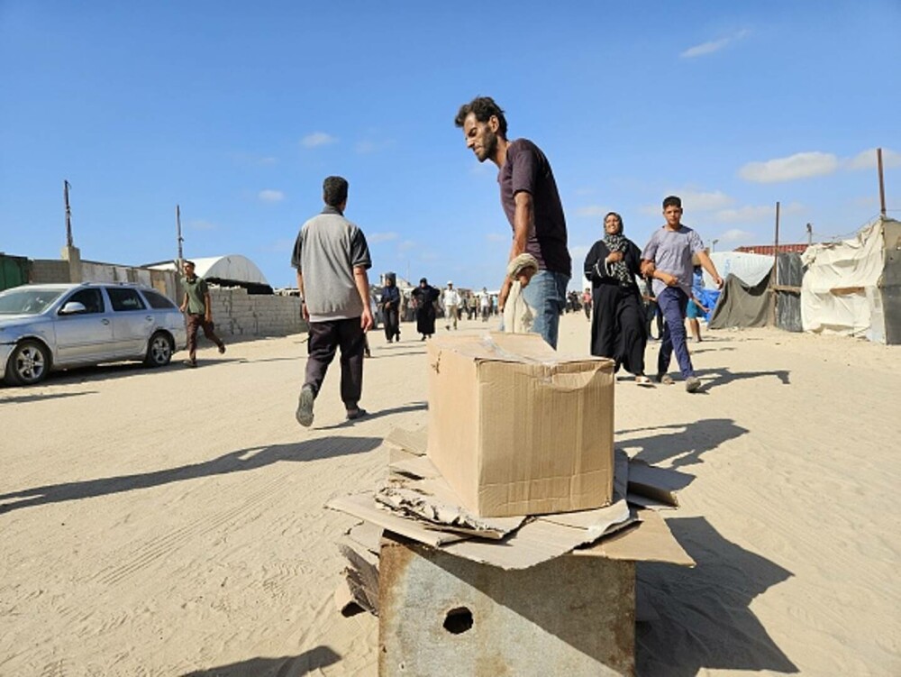 Haos la un centru de distribuţie de alimente din Gaza. Mii de palestinieni înfometați au năvălit pentru a prinde mâncare - Imaginea 5