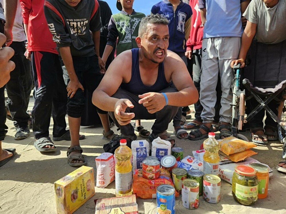 Haos la un centru de distribuţie de alimente din Gaza. Mii de palestinieni înfometați au năvălit pentru a prinde mâncare - Imaginea 10