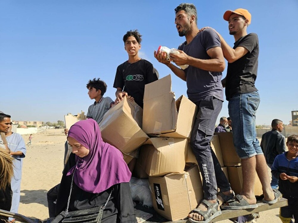 Haos la un centru de distribuţie de alimente din Gaza. Mii de palestinieni înfometați au năvălit pentru a prinde mâncare - Imaginea 11