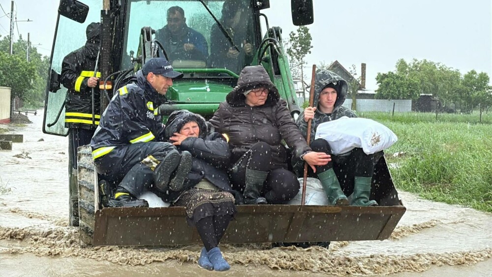 Mai multe drumuri naţionale sunt blocate temporar din cauza ploilor. Pompierii intervin în 16 judeţe şi în Bucureşti. VIDEO - Imaginea 30