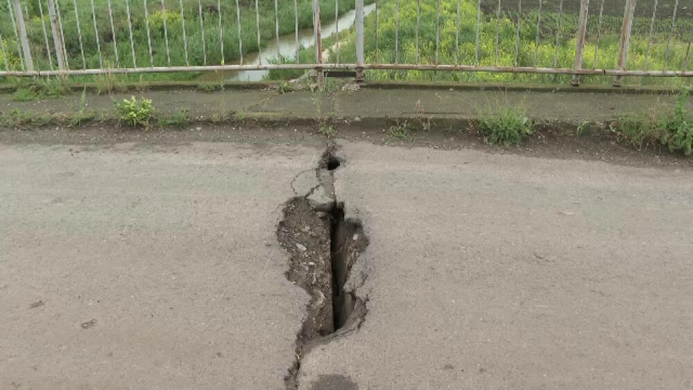 Case distruse de inundații, oameni disperați și niciun utilaj pe teren. În Galați, totul a rămas neschimbat din septembrie - Imaginea 3