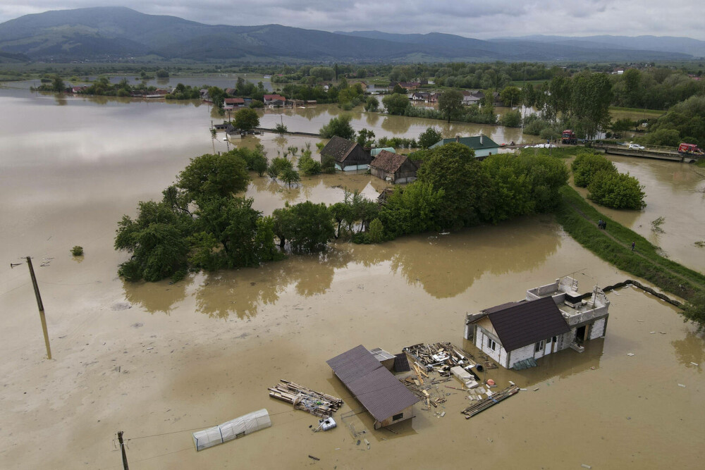 Imagini din dronă cu suprafețe uriașe sub ape, în Covasna. Apa atinge pe alocuri 2 metri. VIDEO - Imaginea 8